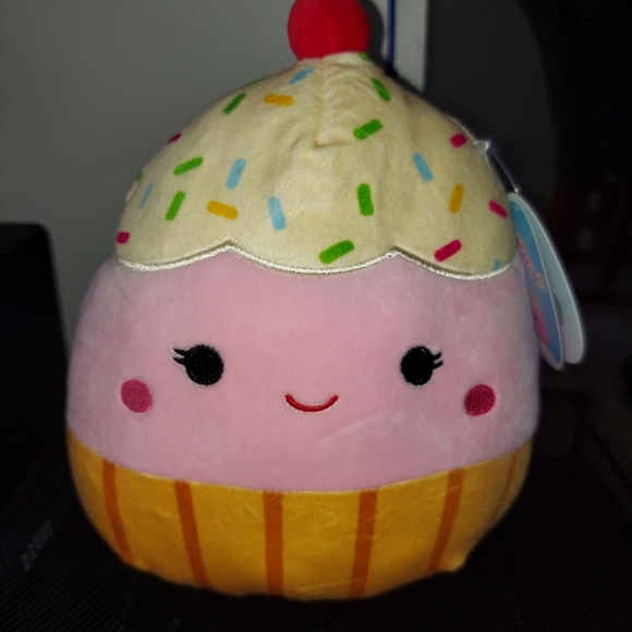 Squishmallow Clara the Cupcake - Picture 4 of 4